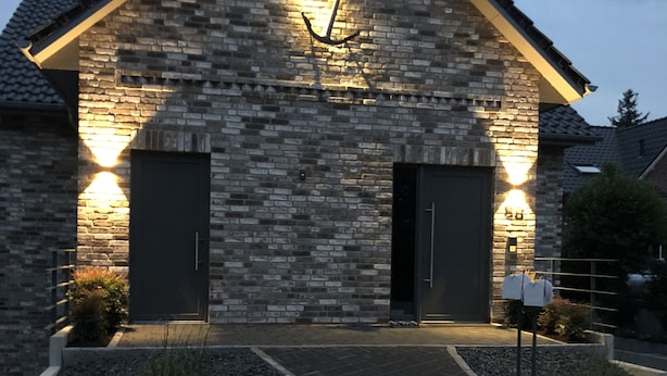 A stone building with two dark doors and a triangular roof. - Elbblick 2, NEW, very modern apartments on the Dove Elbe, close to the city center (Hamburg)