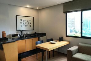 Apartment | Private kitchen | Mini-fridge, microwave, stovetop, blender - Lockings  Savassi 1 (Belo Horizonte)