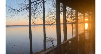 Lake house, amazing view, hot tub