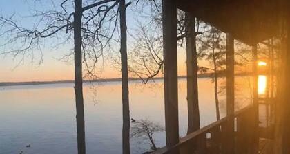 Lake house, amazing view, hot tub