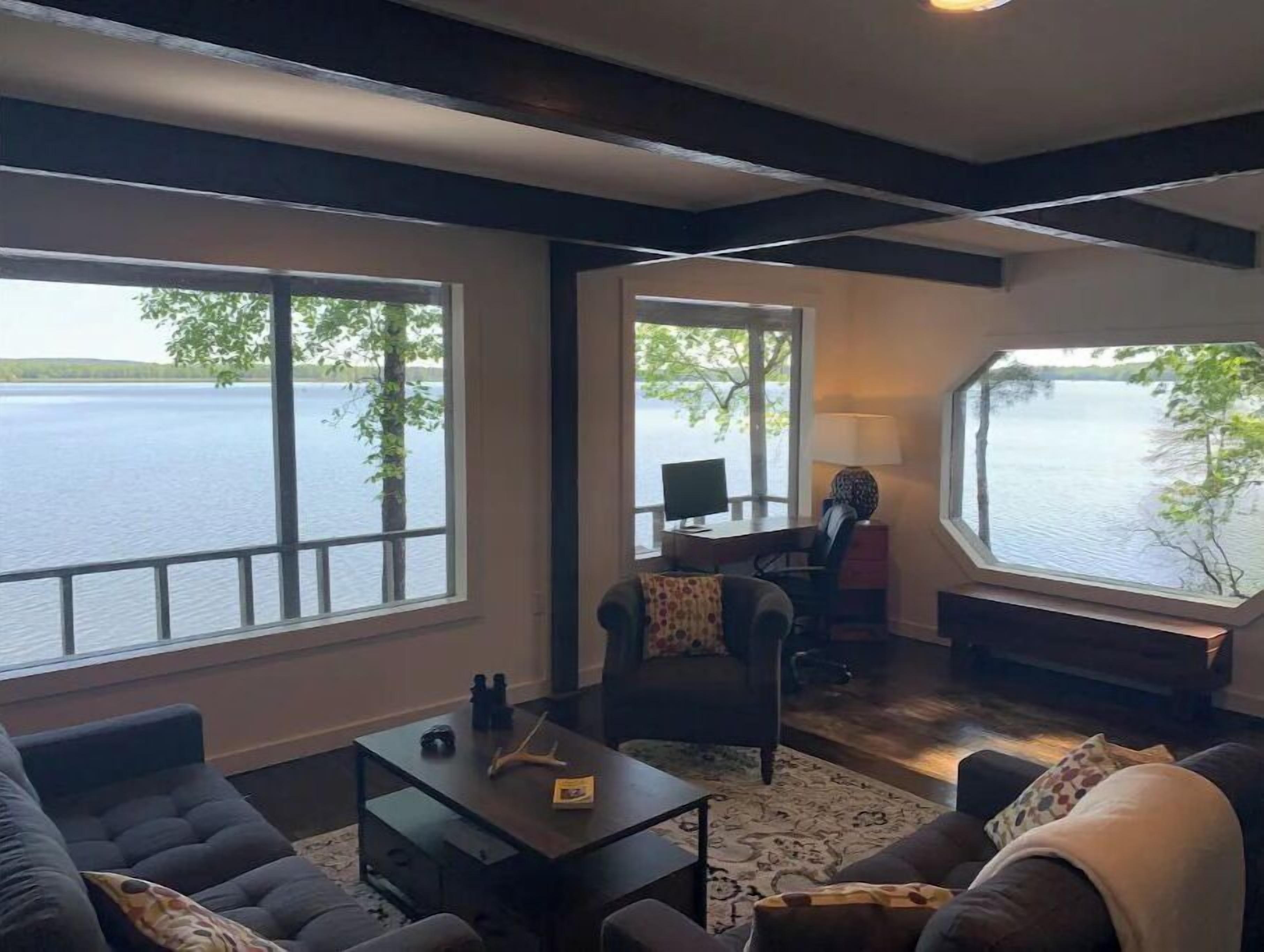 Smart TV, libros y monitor de computadora 