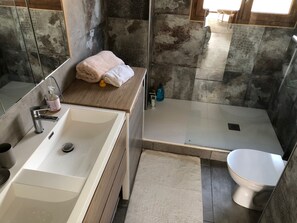 Dusche, Haartrockner, Handtücher, Seife