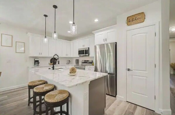 Kühlschrank, Mikrowelle, Ofen, Herdplatte