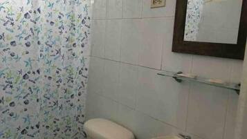 Hårtork, handdukar, tvål och schampo