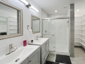 Badewanne, Haartrockner, Handtücher