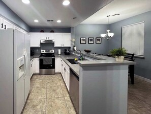 冰箱、微波炉、烤箱、炉灶