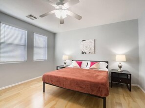 3 bedrooms, iron/ironing board, WiFi, bed sheets - Large 3br 2-story townhouse with pool 2 mi to ASU (Tempe)