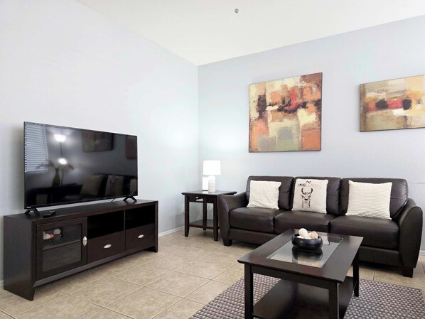 TV - Large 3br 2-story townhouse with pool 2 mi to ASU (Tempe)