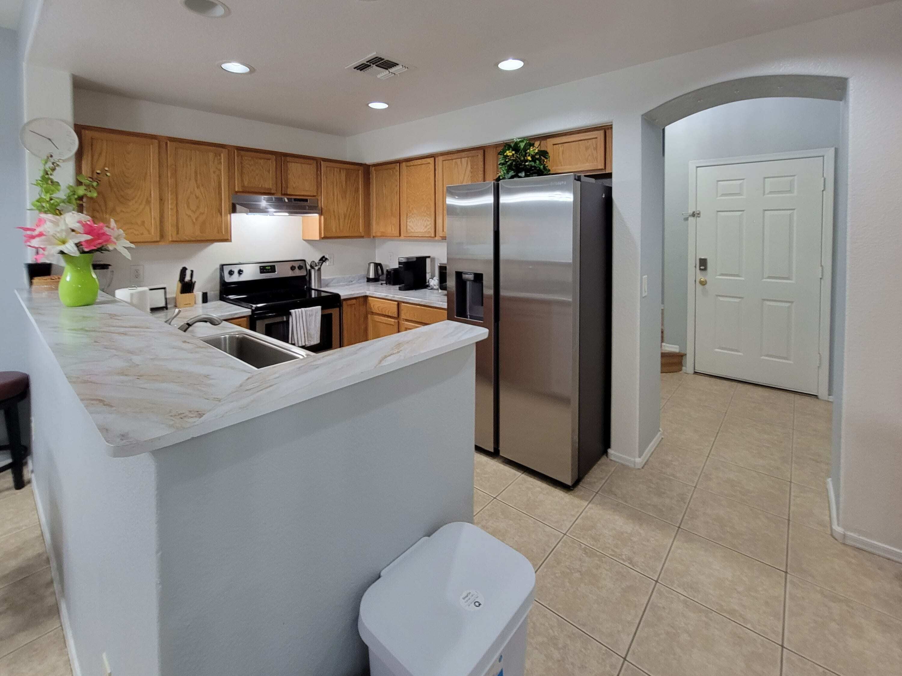 Jääkaappi, mikroaaltouuni, uuni, liesi