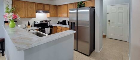 Frigorifero, microonde, forno, piano cottura