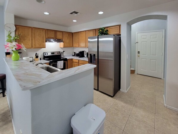 冷蔵庫、電子レンジ、オーブン、コンロ