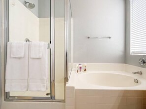 Bathtub, hair dryer, towels - Large 3br 2-story townhouse with pool 2 mi to ASU (Tempe)