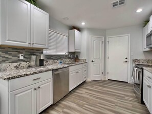 Fridge, microwave, oven, stovetop - Pristine! Single-Story Home with Pool in Chandler (Chandler)