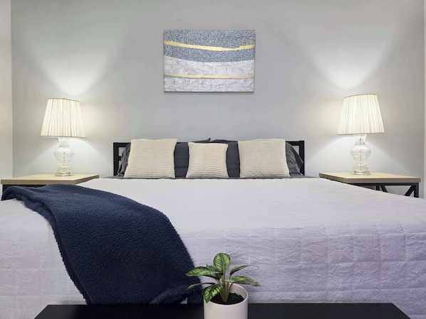 3 bedrooms, desk, iron/ironing board, WiFi - Cozy Chandler Home - Your Private Getaway (Chandler)