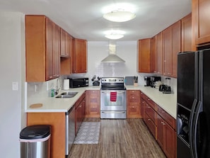 Fridge, microwave, oven, stovetop - Cozy Chandler Home - Your Private Getaway (Chandler)
