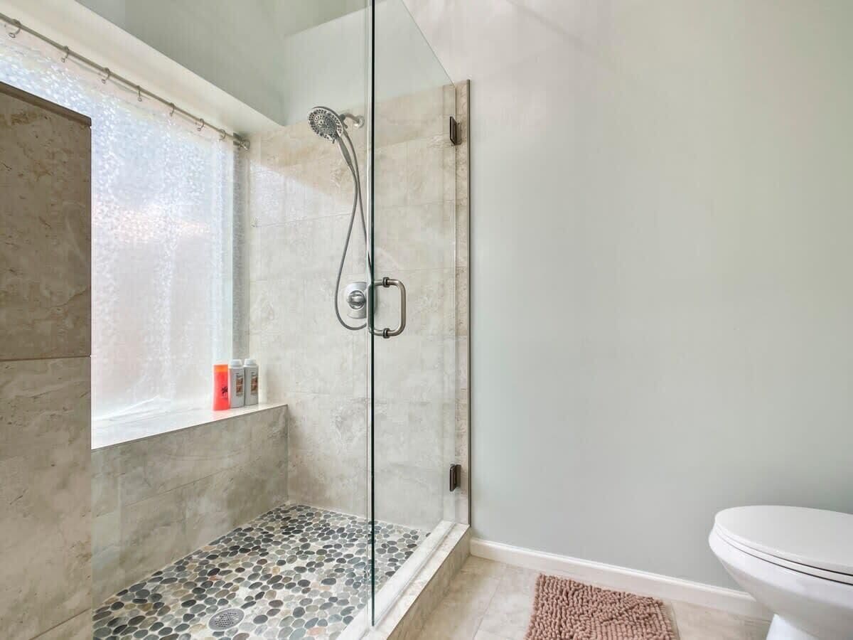 Baignoire, séchoir à cheveux, serviettes fournies