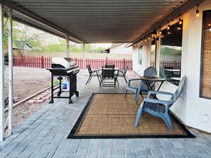 Outdoor dining - Cozy Chandler Home - Your Private Getaway (Chandler)