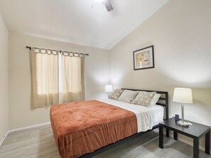 3 bedrooms, desk, iron/ironing board, WiFi - Desert Breeze 1 -  Single-Story Home - Chandler (Chandler)
