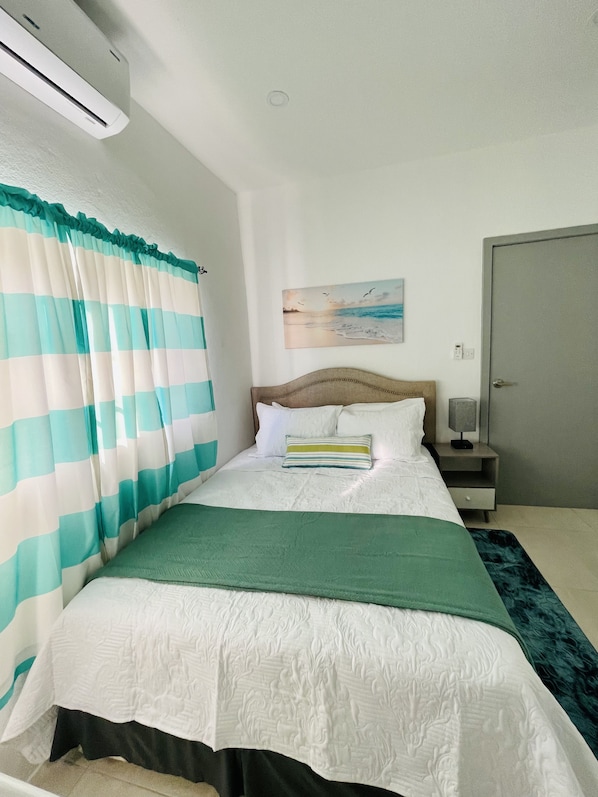 3 habitaciones, escritorio, tabla de planchar con plancha y wifi gratis