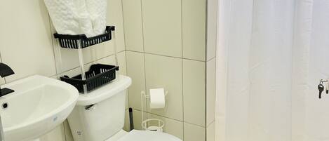 Hårtork, handdukar, tvål och toalettpapper