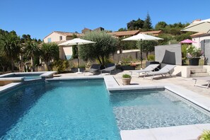 Una piscina al aire libre, una piscina climatizada