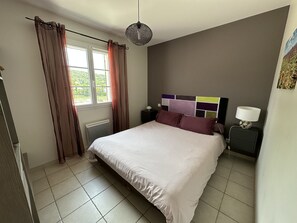 2 habitaciones, tabla de planchar con plancha y cuna de viaje