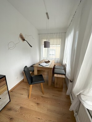 Dining - Apartment with veranda, free parking, children welcome, close to Schönbrunn, garden (Wien)