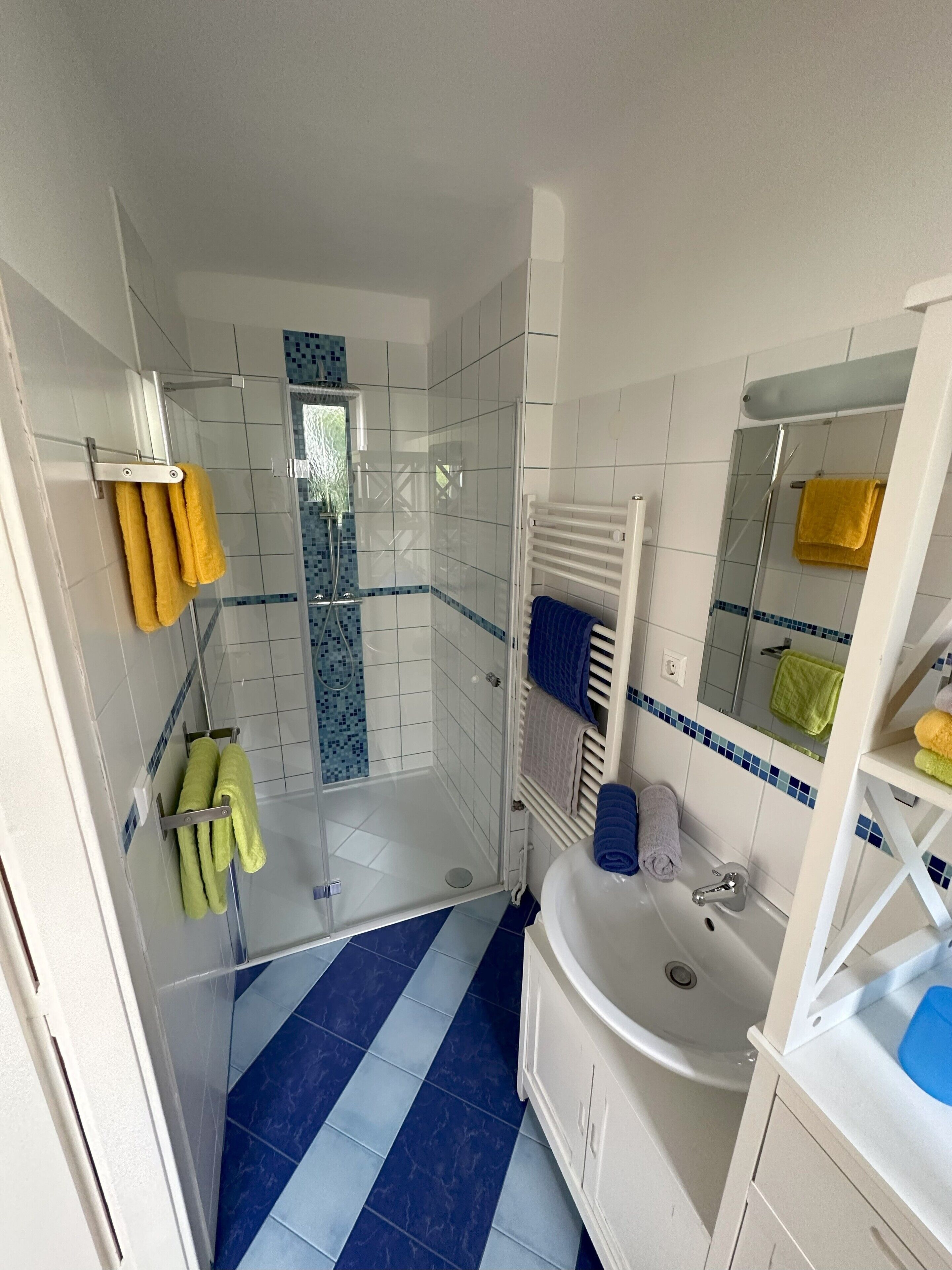 Dusche, Haartrockner, Handtücher, Seife