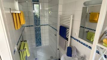 Dusche, Haartrockner, HandtĂŒcher, Seife