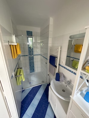 Shower, hair dryer, towels, soap - Apartment with veranda, free parking, children welcome, close to Schönbrunn, garden (Wien)