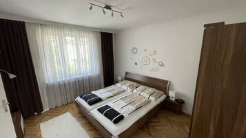 1 Schlafzimmer, Zimmersafe, Schreibtisch, BĂŒgeleisen/BĂŒgelbrett
