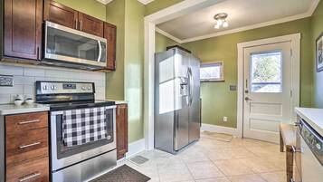 Geladeira, micro-ondas, cooktop, lava-louças