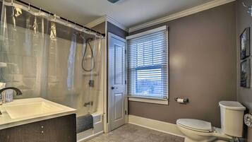Un baño con ducha, inodoro y lavabo.
