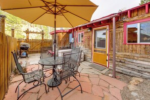 Outdoor dining - 1 Mi to Grand Lake: Pet-Friendly Cabin w/ Grill! (Grand Lake)