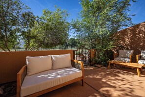 Terrace/patio - Condo on the green. Pet-Friendly, BBQ, patio and views. 2BD/2BA sleeps 5 (Moab)