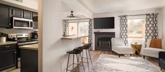 Condo on the green. Pet-Friendly, BBQ, patio and views. 2BD/2BA sleeps 5