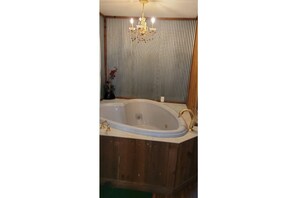 Bathroom - Heart Shaped Tub for Two at Raspberry Retreat (Mena)