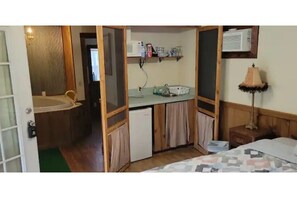 Room - Heart Shaped Tub for Two at Raspberry Retreat (Mena)