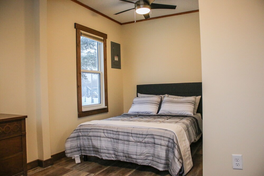 Newly remodeled cabin w/great fishing, close to trails, relaxing! Red