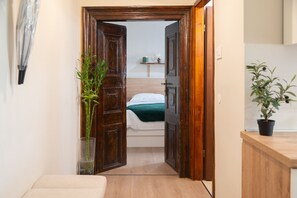 1 bedroom, desk, iron/ironing board, travel crib - ⭐⭐⭐⭐City Center Studio For Humans and Pets (Rijeka)