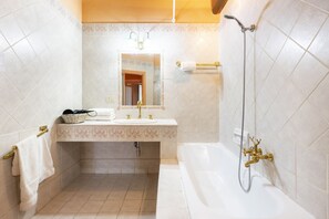 Badewanne, Haartrockner, Bidet, Handtücher