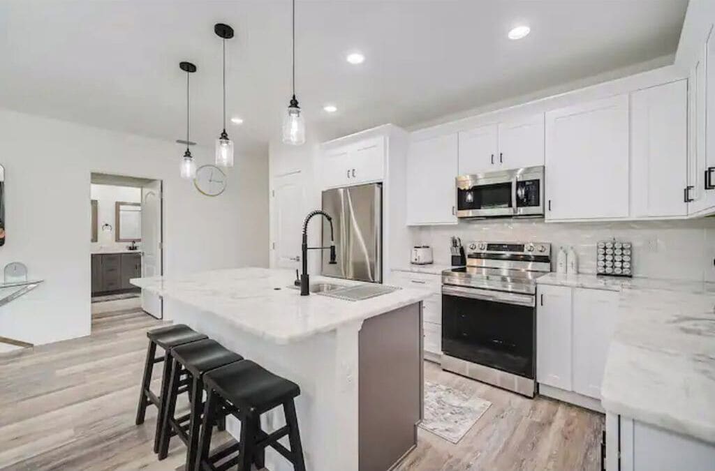 Kylskåp, mikrovågsugn, ugn och spishäll