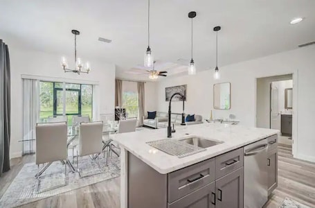 Interior. Modern Retreat, 3Bedroom King bed + Master Bath near ocean, 6 guests