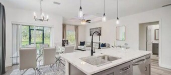 Modern Retreat, 3Bedroom King bed + Master Bath near ocean, 6 guests 