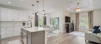 Modern Retreat, 3Bedroom King bed + Master Bath near ocean, 6 guests