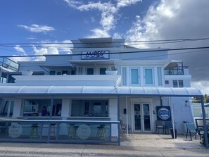 A white building with a sign reading "AARFES" and another sign indicating "ROOMS FOR RENT". - Mares Guesthouse (Aguada)