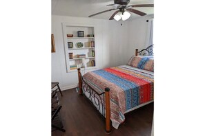 Room - Cozy Cottage: In the Heart of Mena (Mena)