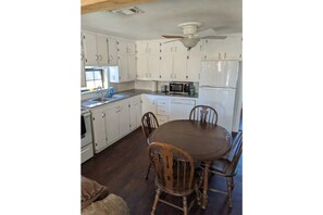 Dining - Cozy Cottage: In the Heart of Mena (Mena)