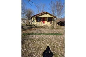 Exterior - Cozy Cottage: In the Heart of Mena (Mena)