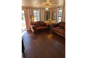 Living area - Cozy Cottage: In the Heart of Mena (Mena)